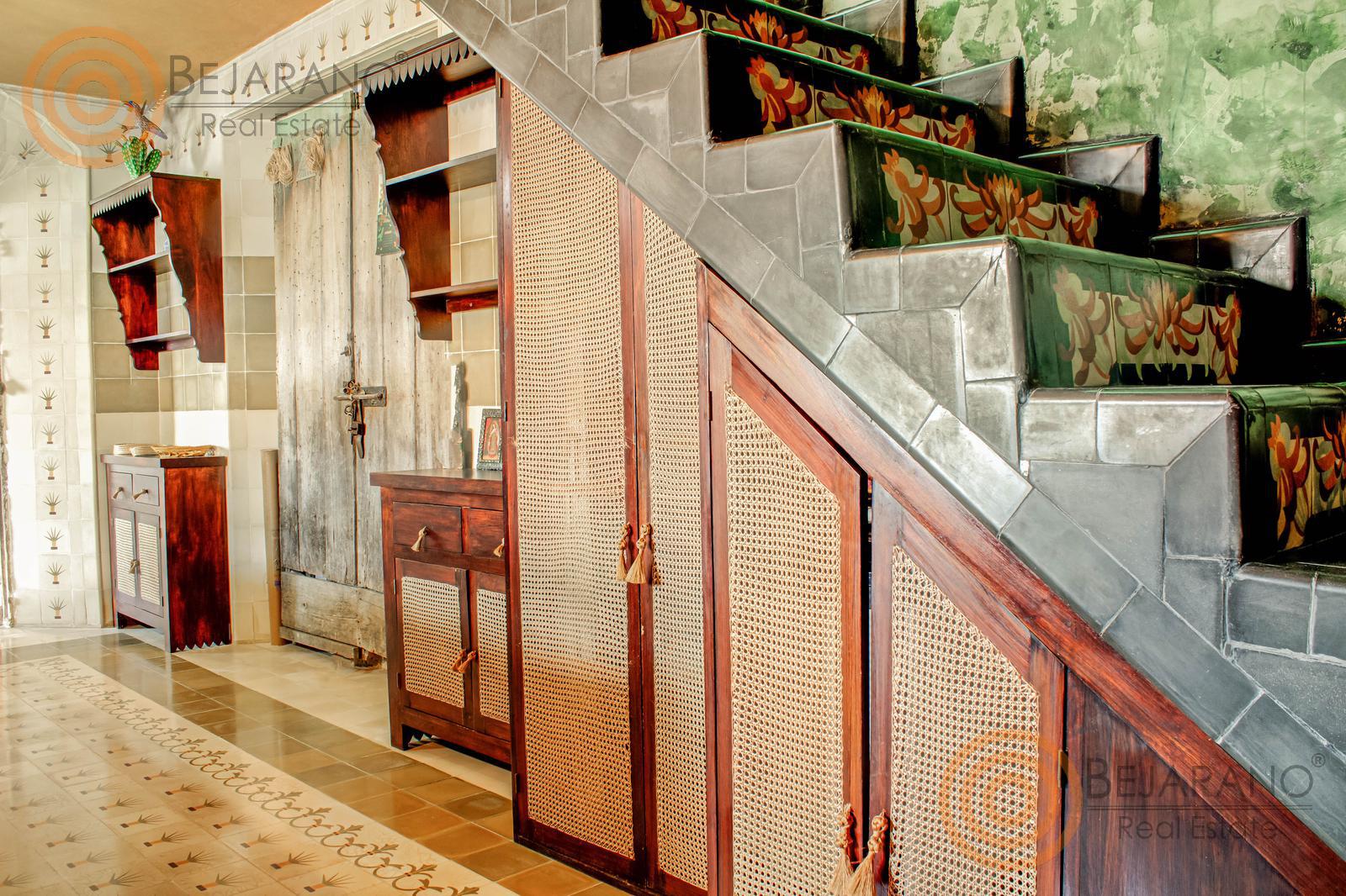 bre-cv-gargolas-20 Escalera con peldaños decorados y alacena de ratán