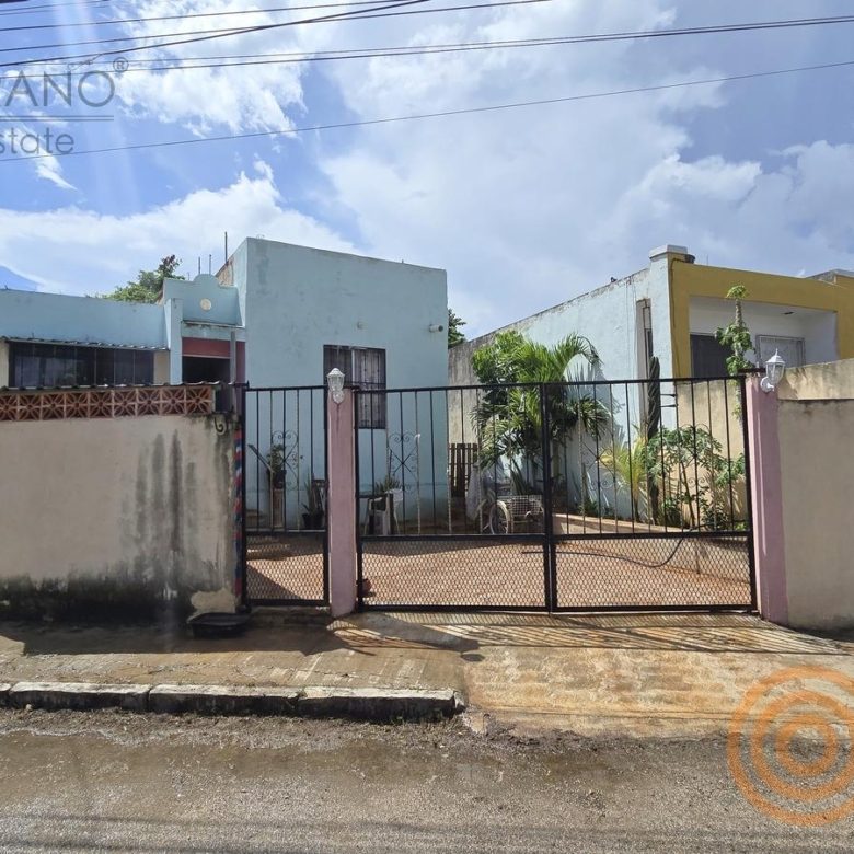 Fachada de la casa con portón de reja en colonia Orquídeas