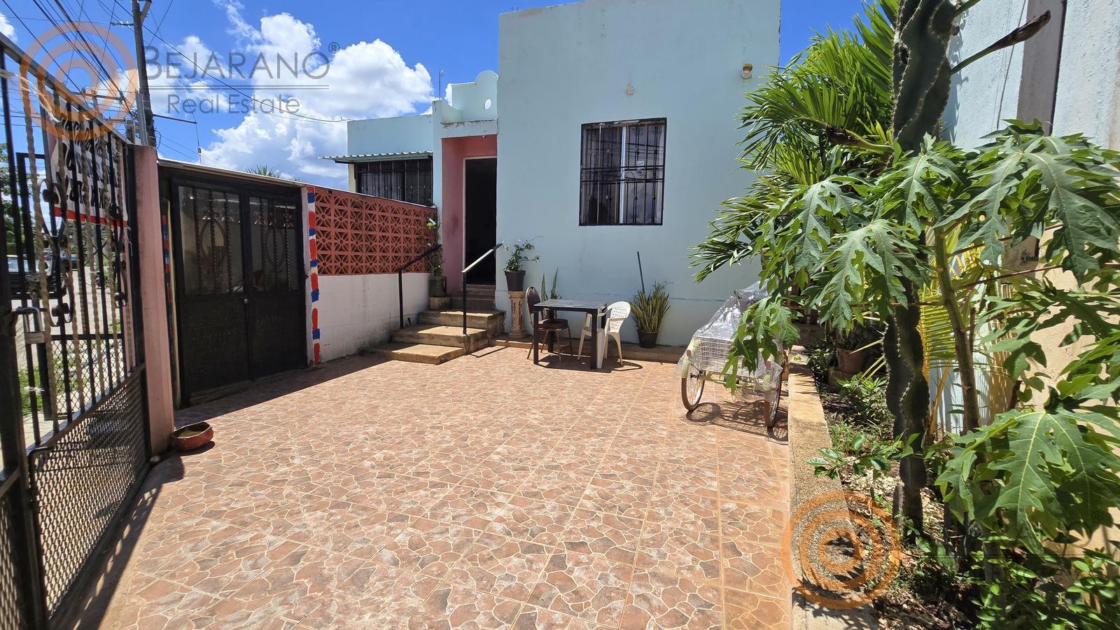bre-cv-orqui-03 Patio frontal con piso de color y acceso a la casa