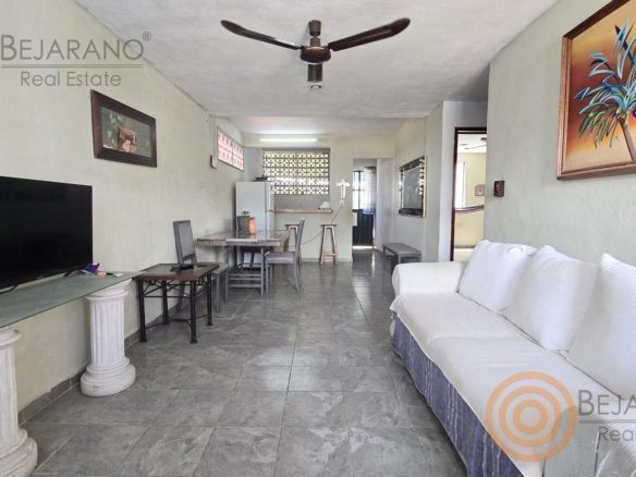 Sala y comedor con TV de pantalla grande