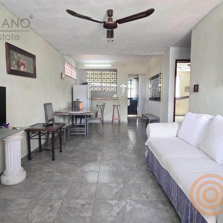 Sala y comedor con TV de pantalla grande