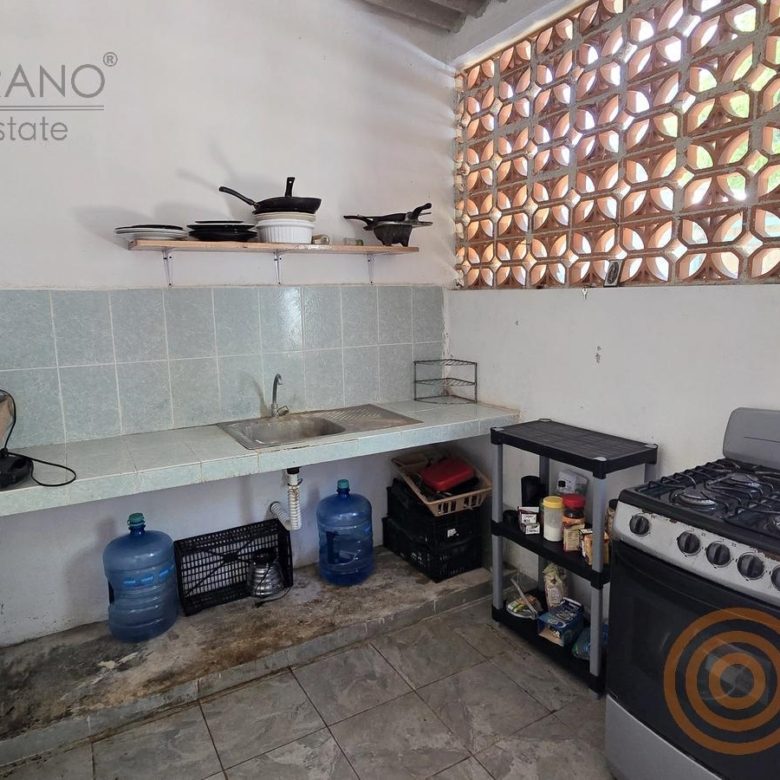 Cocina con estufa, barra de madera y celosía