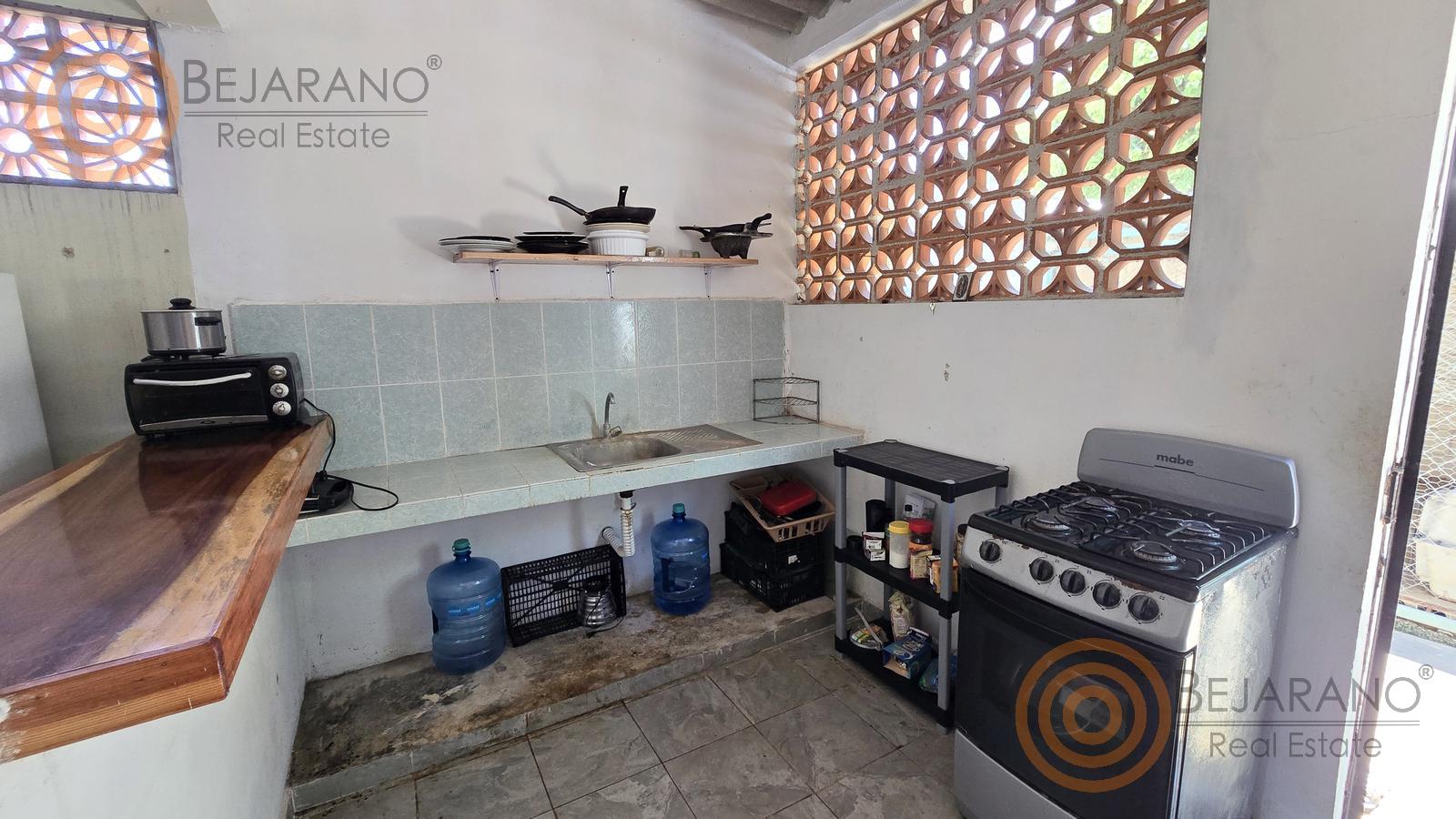 bre-cv-orqui-08 Cocina con estufa, barra de madera y celosía