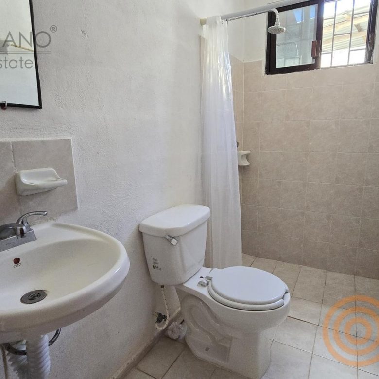 Baño completo con lavabo y regadera