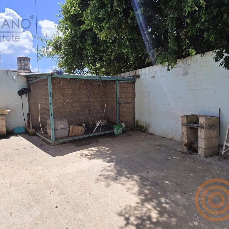 Patio trasero con área techada