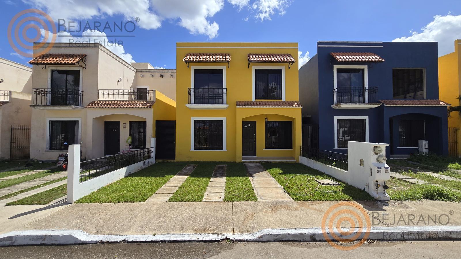 bre-cv-privstluc-a-02 Fachada amarilla de la casa de dos pisos con cielo azul