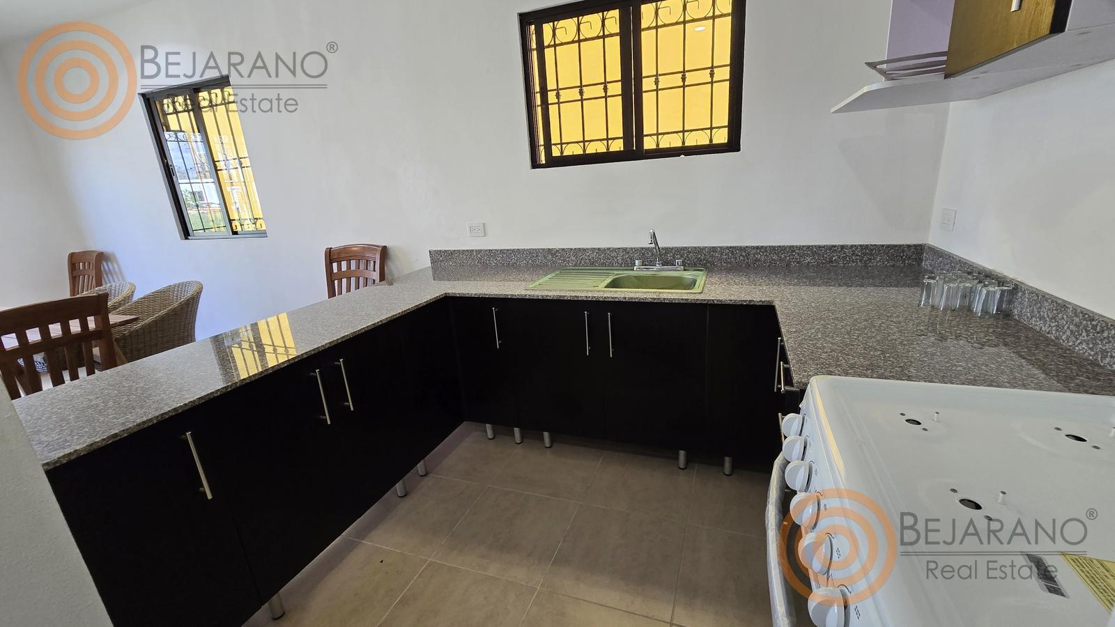 bre-cv-privstluc-a-05 Cocina con barra de granito y gabinetes oscuros