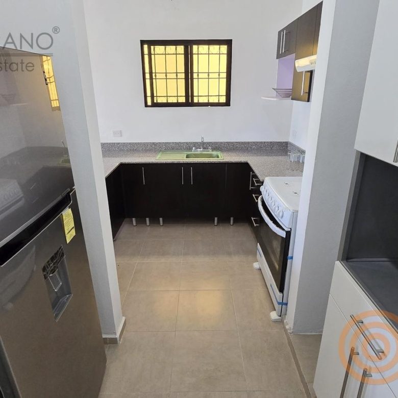 Cocina con refrigerador y estufa