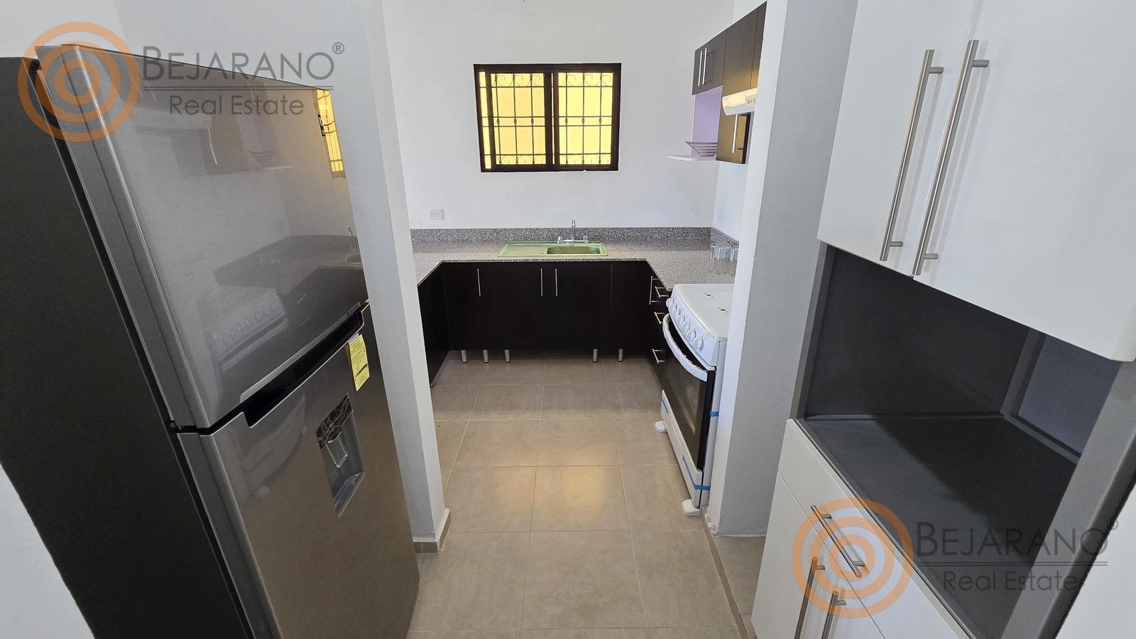 bre-cv-privstluc-a-06 Cocina con refrigerador y estufa