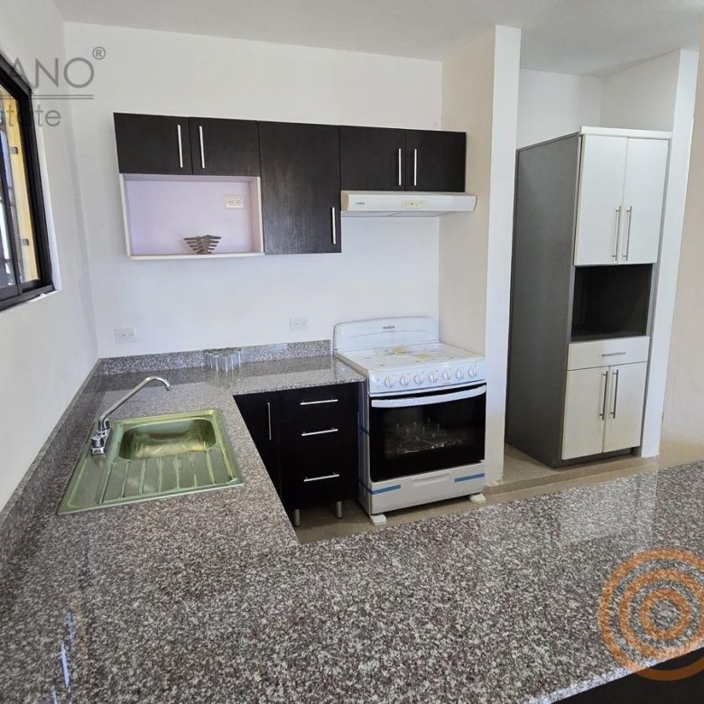 Cocina equipada con barra de granito y ventana