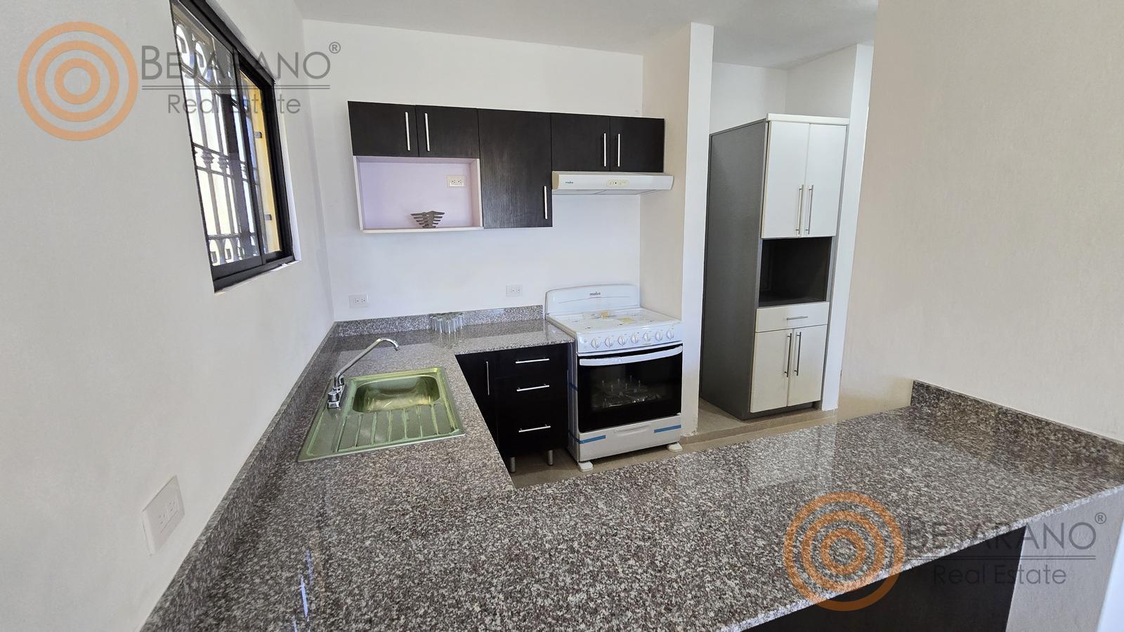 bre-cv-privstluc-a-07 Cocina equipada con barra de granito y ventana