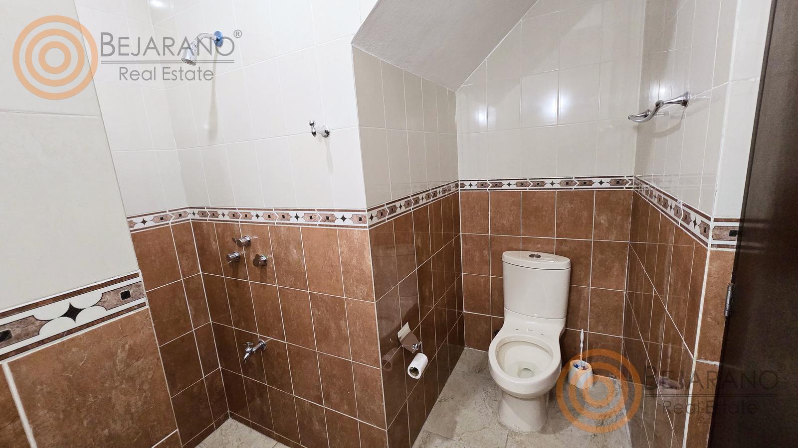 bre-cv-privstluc-a-09 Baño de visitas con azulejo terracota