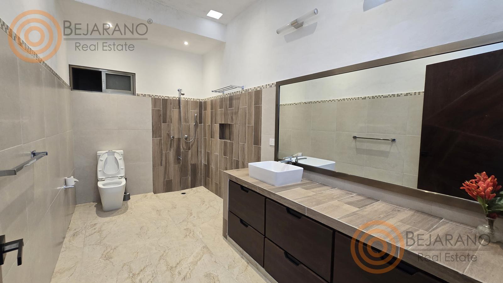 bre-cv-privstluc-a-11 Baño amplio con tocador largo, espejo y regadera