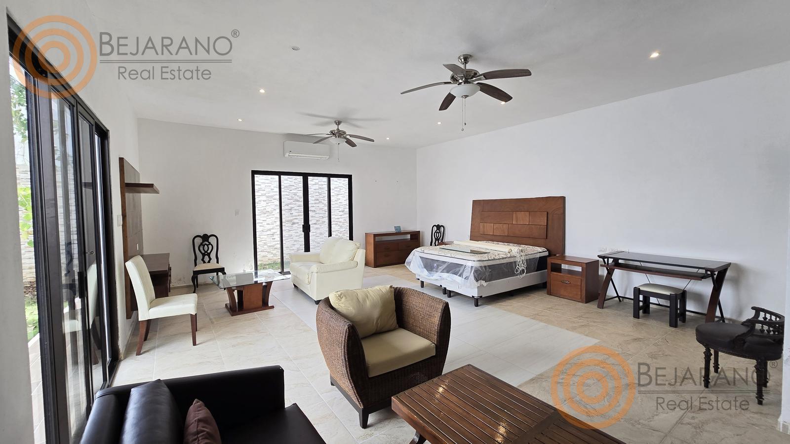 bre-cv-privstluc-a-12 Recámara principal con cama, sala privada y puerta al patio