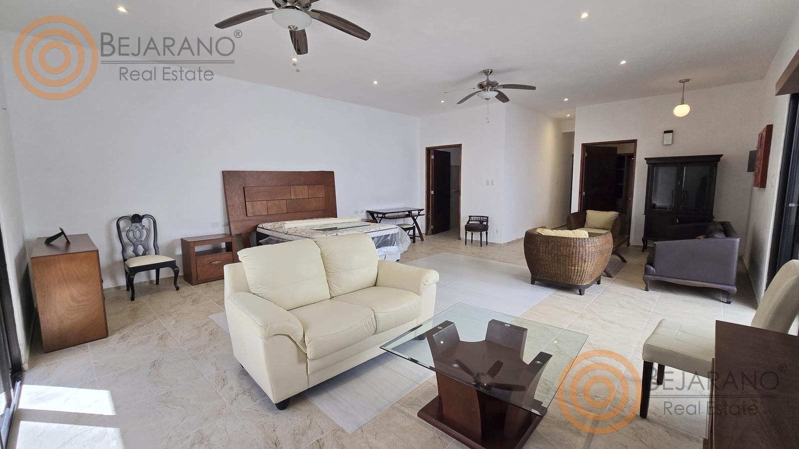 bre-cv-privstluc-a-13 Recámara principal con sillones, cama y ventilador de techo