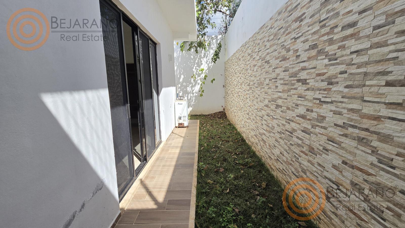 bre-cv-privstluc-a-14 Patio lateral con muro de piedra y pasto