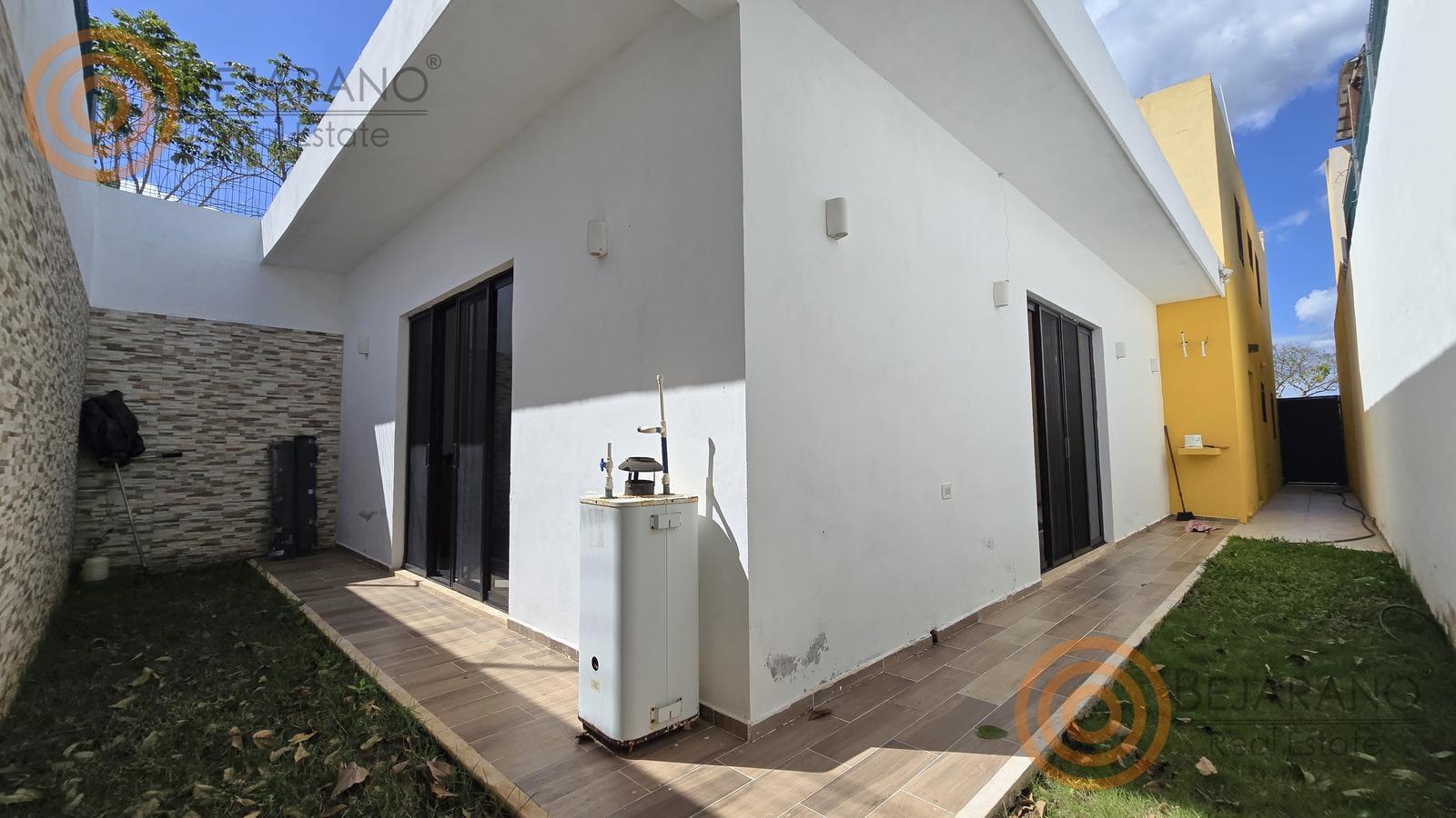 bre-cv-privstluc-a-15 Patio trasero con pasto y área de lavado