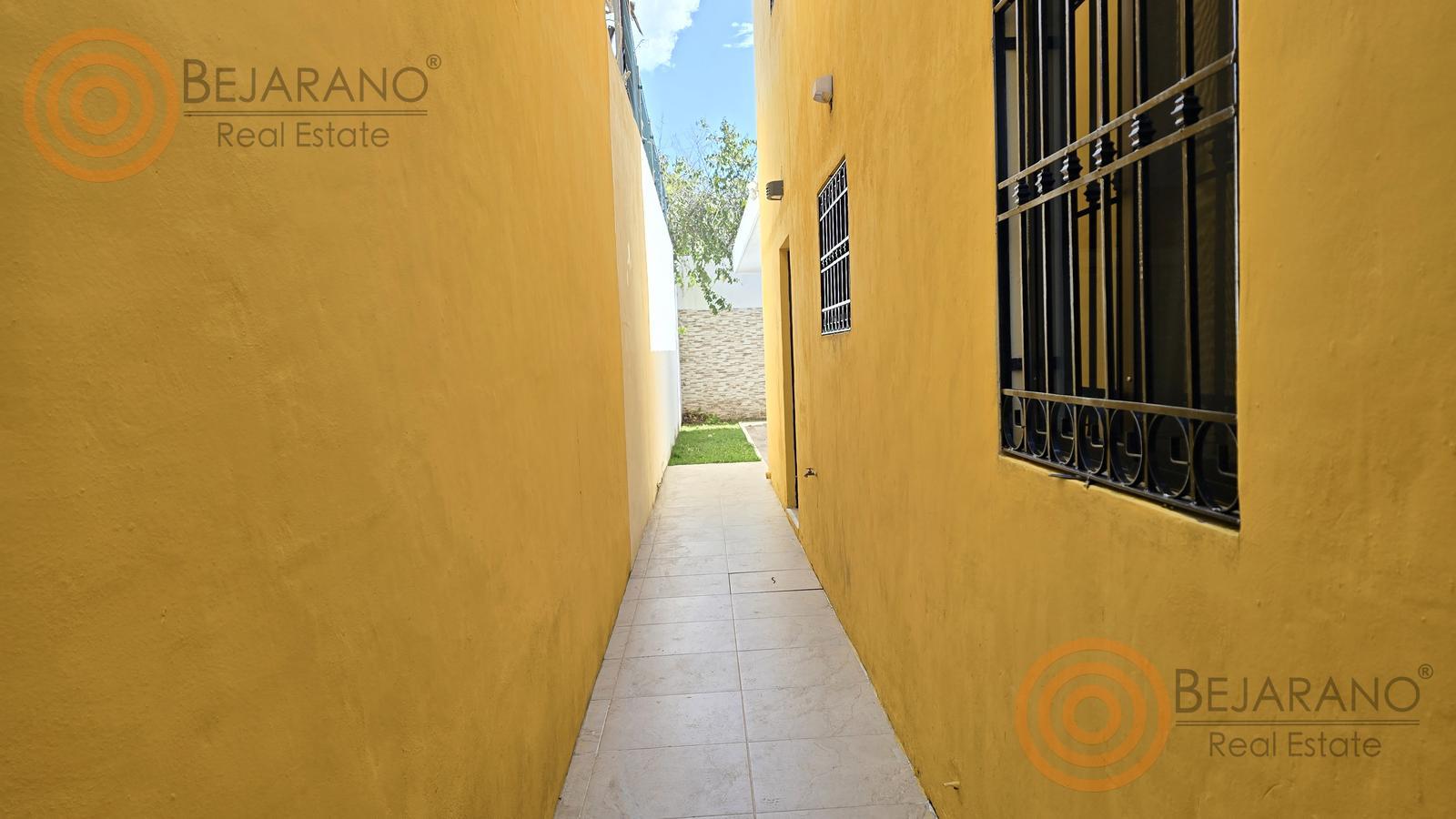 bre-cv-privstluc-a-16 Pasillo lateral con muro amarillo y reja