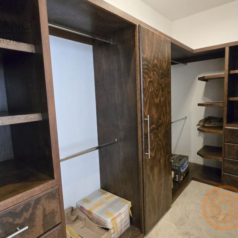Clóset amplio con repisas y cajones de madera