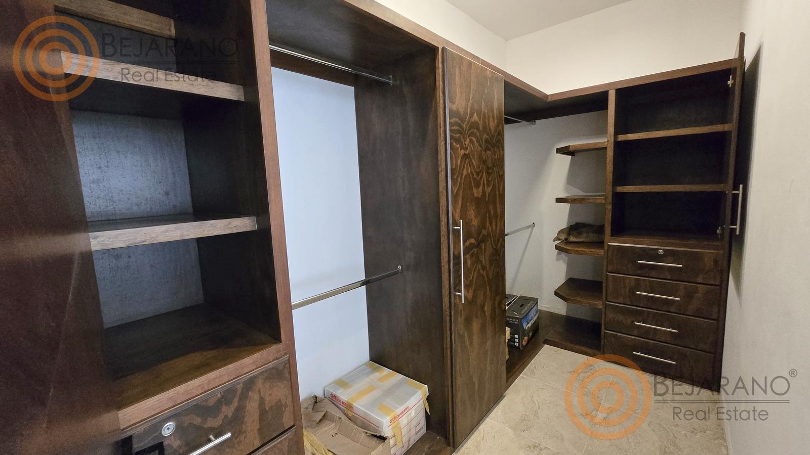 bre-cv-privstluc-a-17 Clóset amplio con repisas y cajones de madera