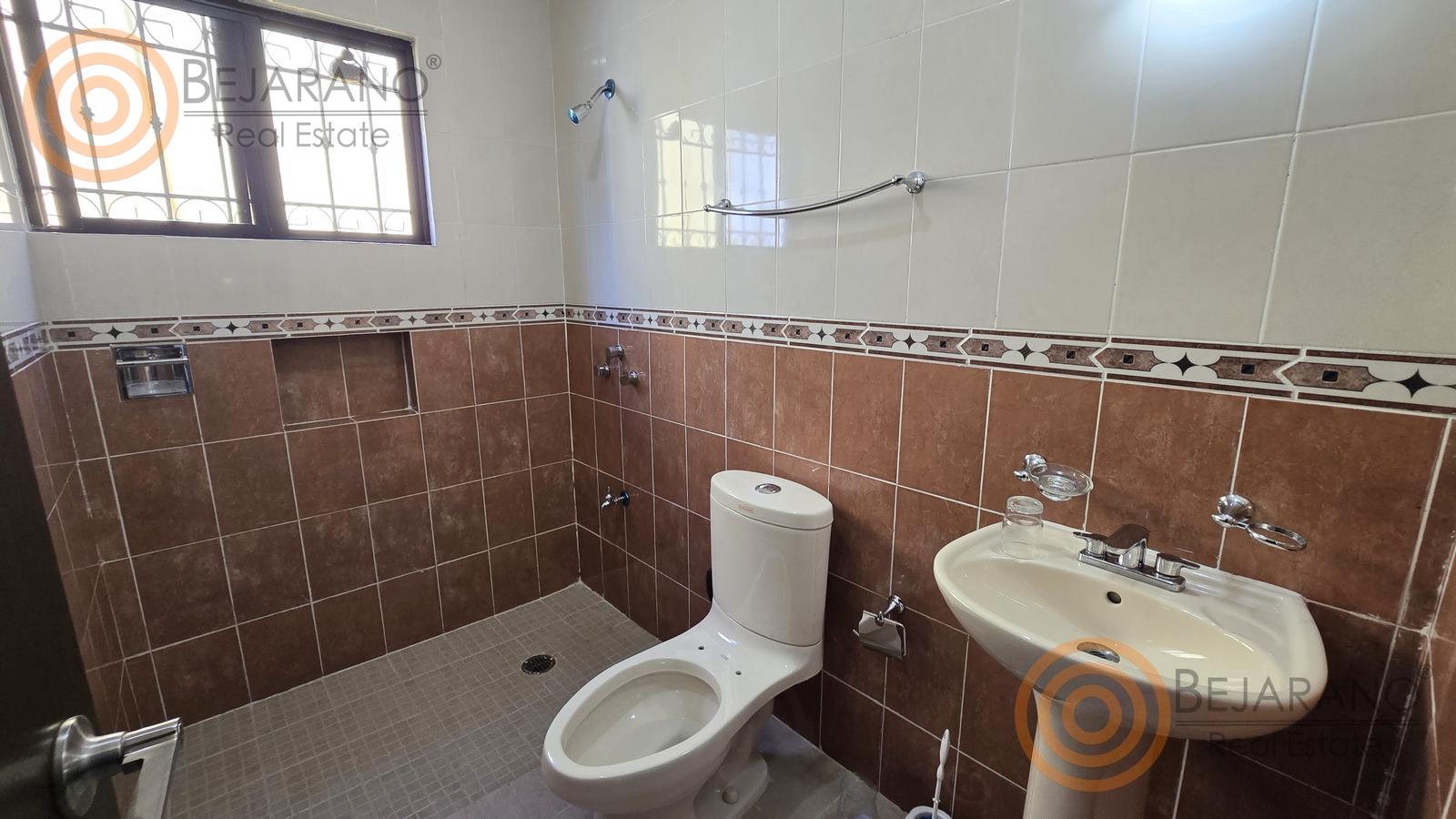 bre-cv-privstluc-a-19 Baño completo con azulejo terracota y lavabo