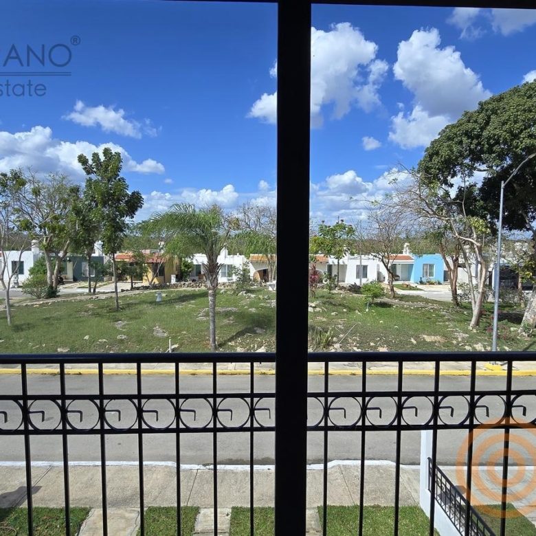 Balcón de la planta alta con vista a las áreas verdes de la privada