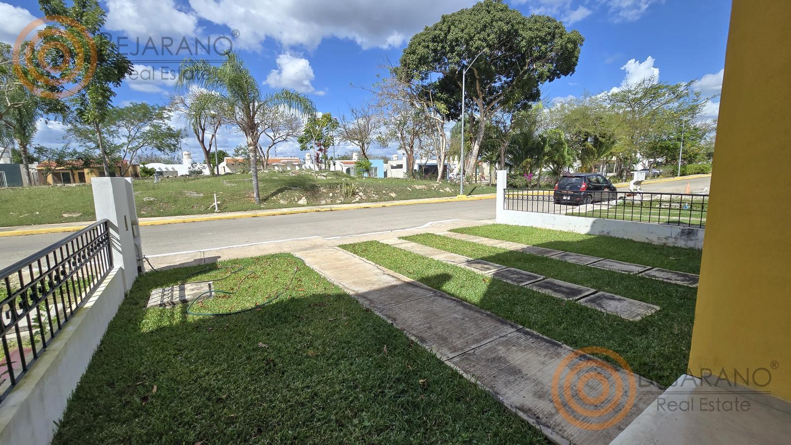 bre-cv-privstluc-a-26 Frente de la casa con jardín y calle interna de la privada