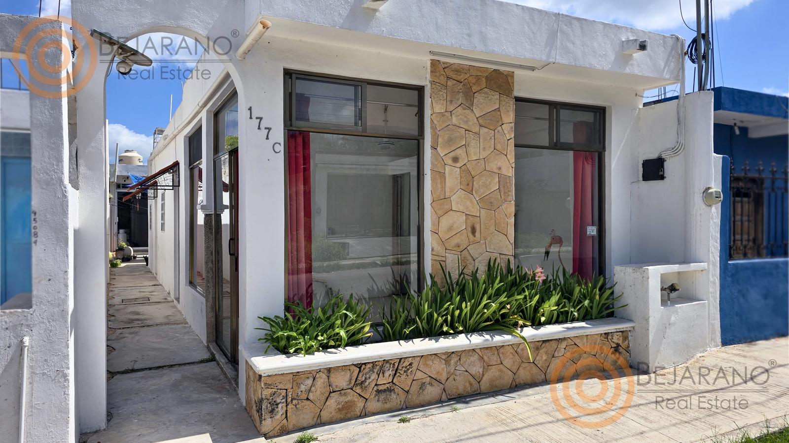 bre-cylv-c39-01 Fachada de la casa con local comercial y jardinera de piedra