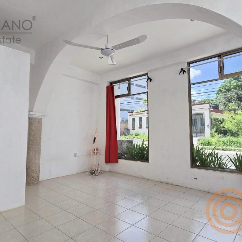 Local comercial con ventanales de piso a techo y arco