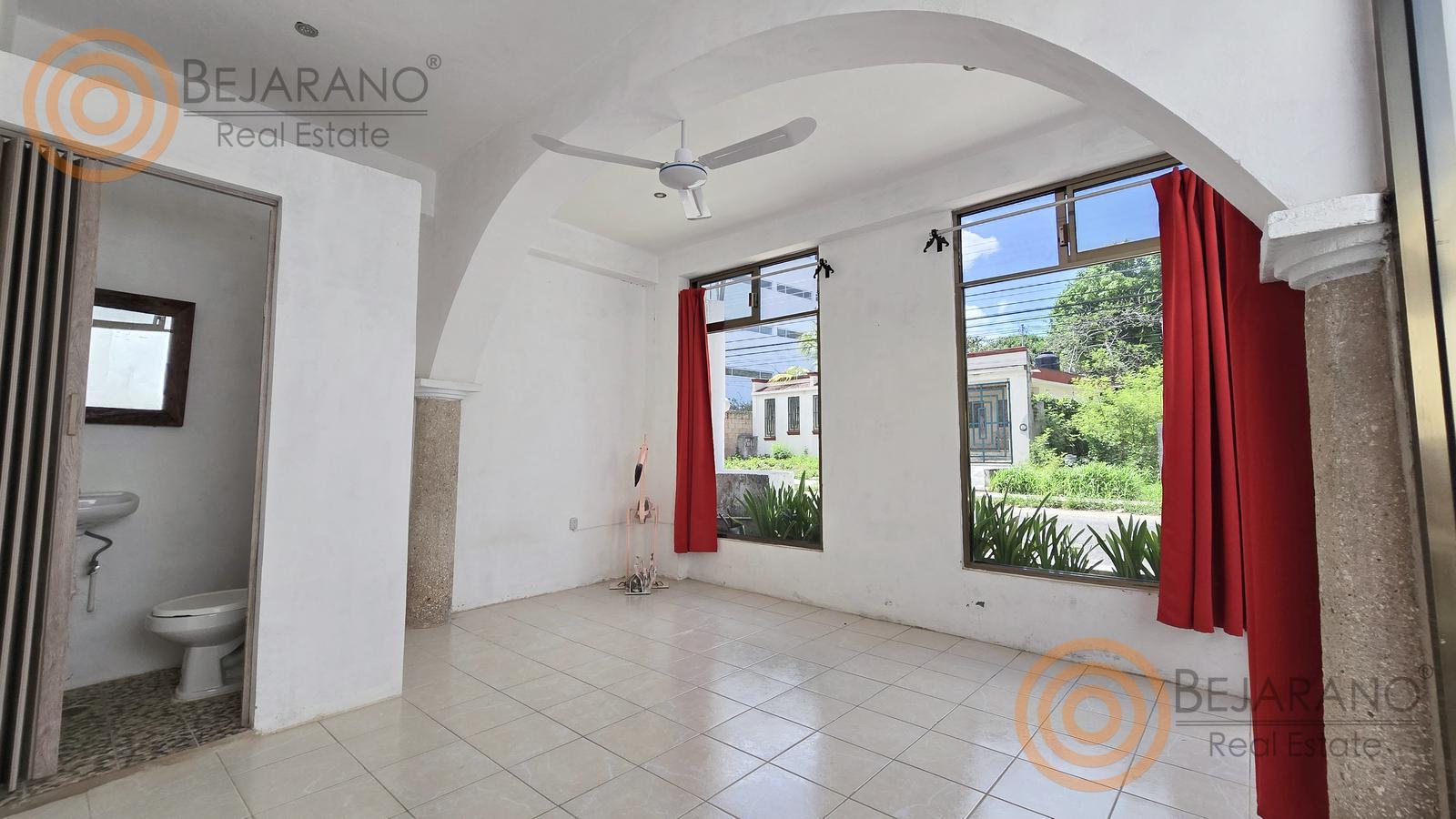 bre-cylv-c39-04 Local comercial con ventanales de piso a techo y arco