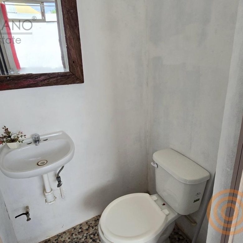 Baño independiente del local comercial