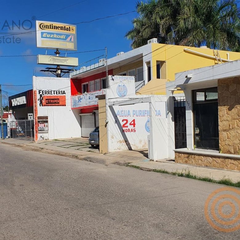 Calle de la propiedad con comercios cercanos