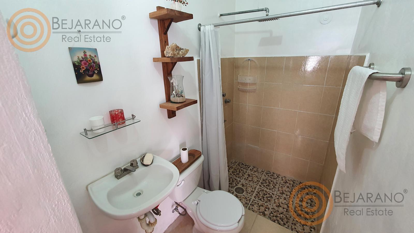 bre-cylv-c39-08 Baño con regadera de azulejo y lavabo