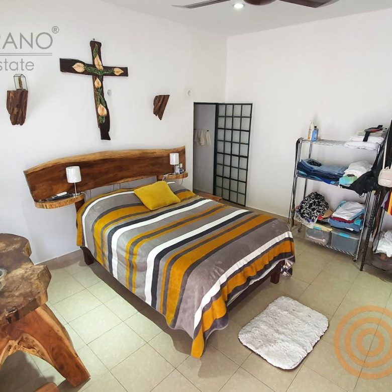 Recámara con cama y clóset abierto