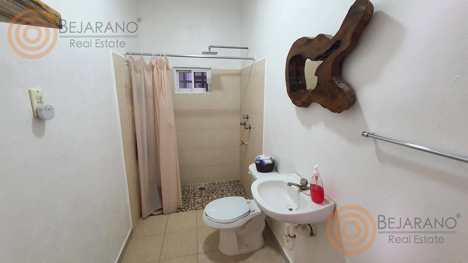 bre-cylv-c39-10 Baño con regadera y lavabo de una recámara