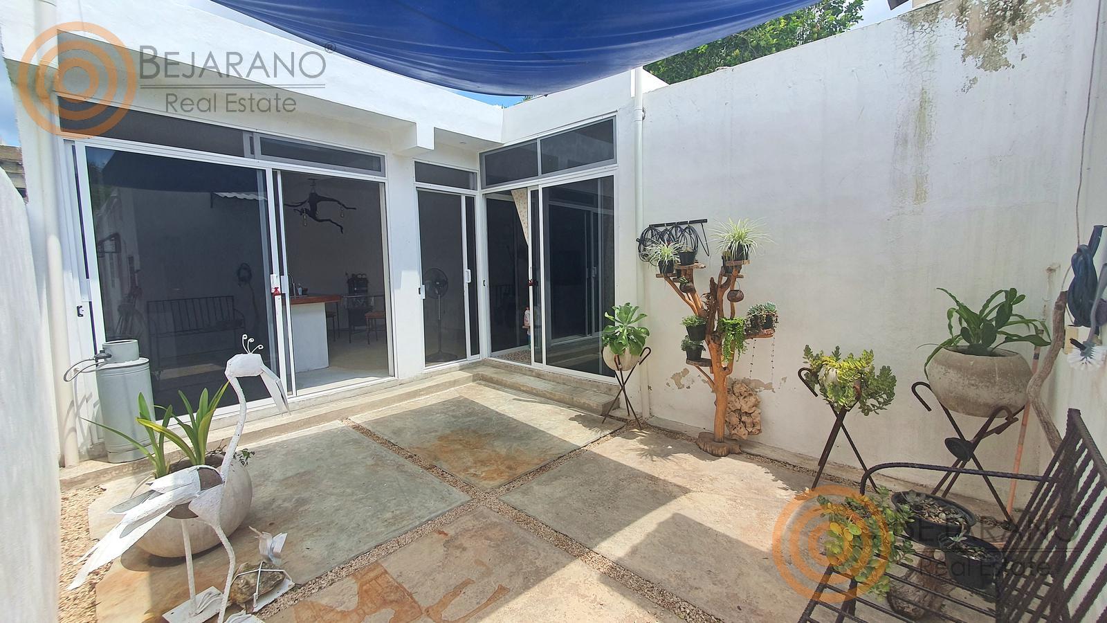 bre-cylv-c39-11 Patio interior con piso de cantera, plantas y pérgola