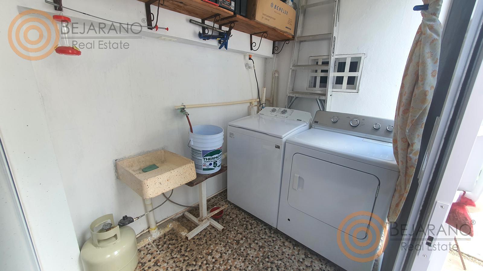 bre-cylv-c39-12 Área de lavandería con lavadero, lavadora y secadora