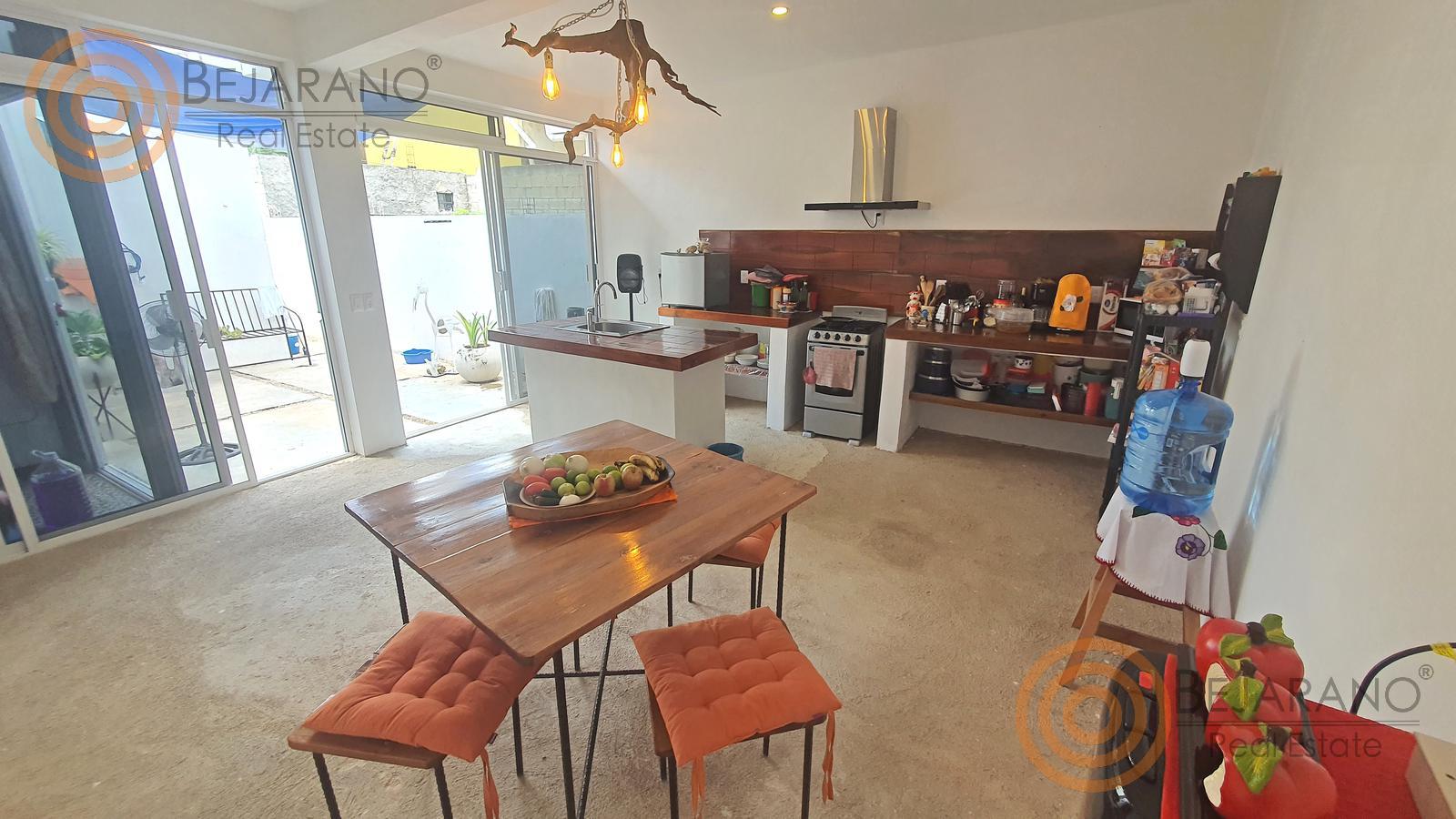 bre-cylv-c39-13 Cocina-comedor con isla de madera y ventanales al patio