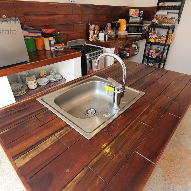 Isla de cocina con cubierta de madera maciza y tarja