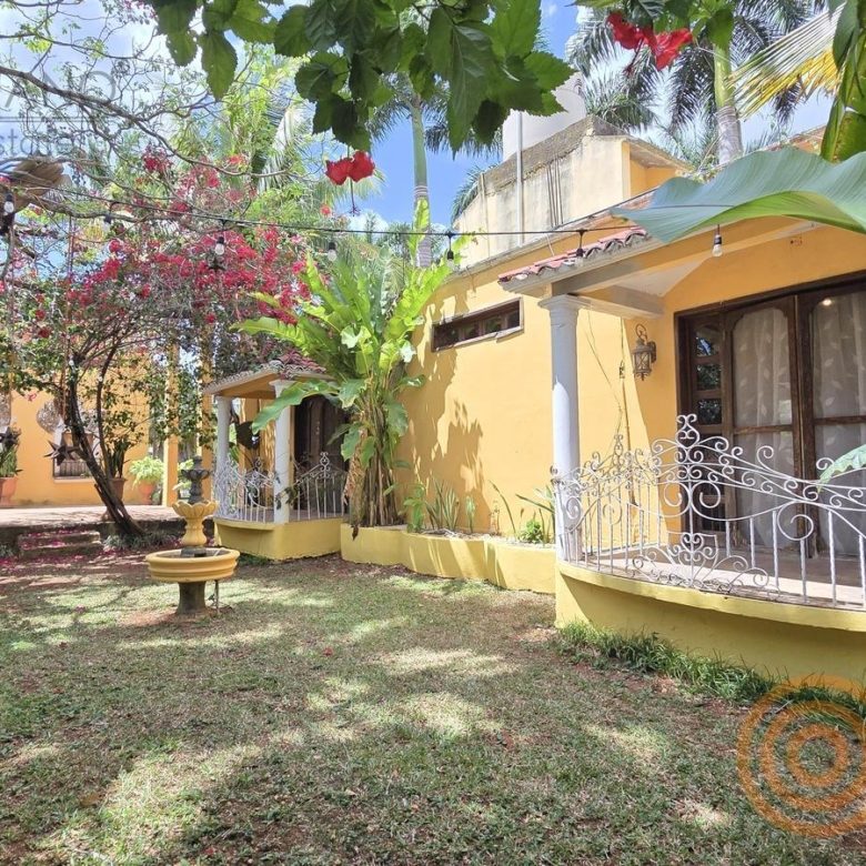 Habitación con balcón de herrería frente al jardín