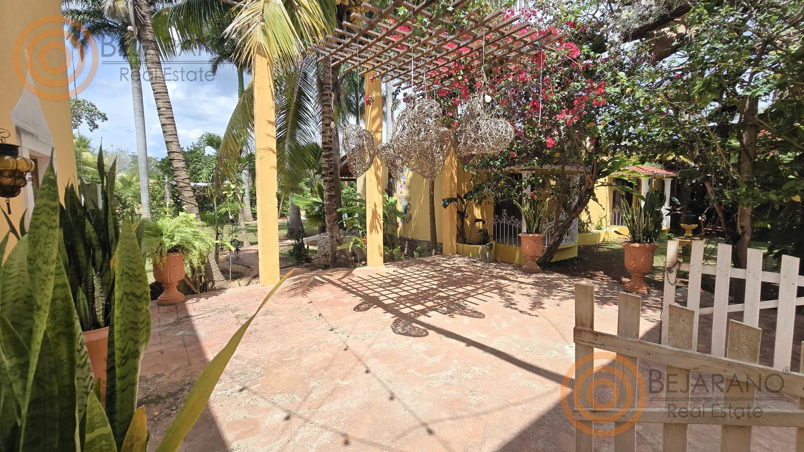 bre-hr-temoz-n-10 Pérgola con buganvilia y área de descanso del hotel