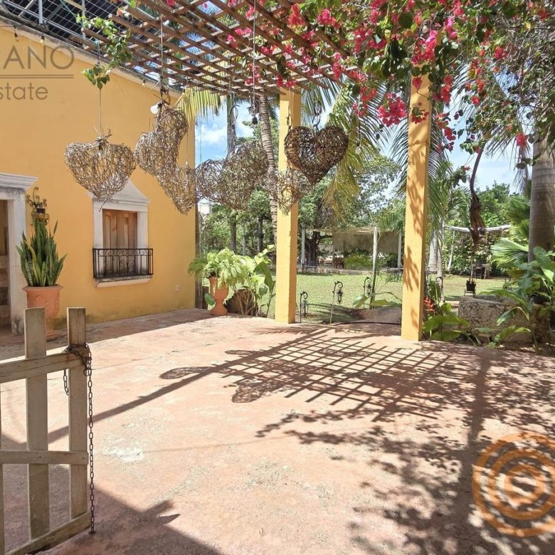 Terraza con pérgola y buganvilias junto al jardín