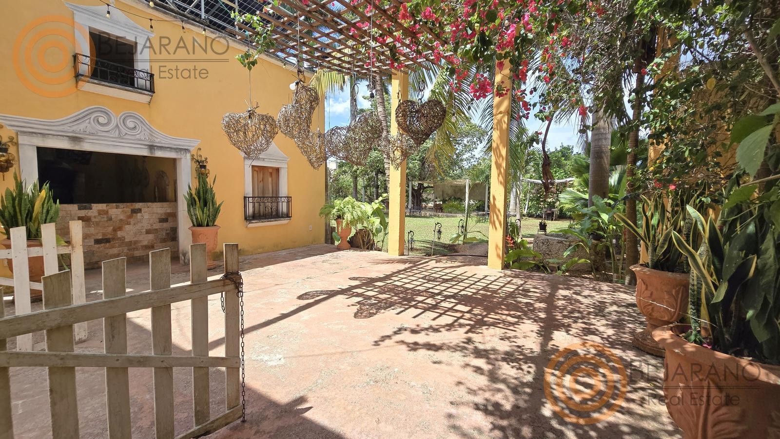 bre-hr-temoz-n-11 Terraza con pérgola y buganvilias junto al jardín