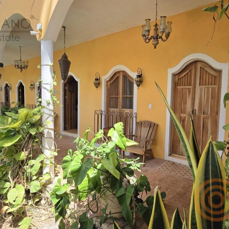 Entrada de una habitación con puertas de madera y arcos