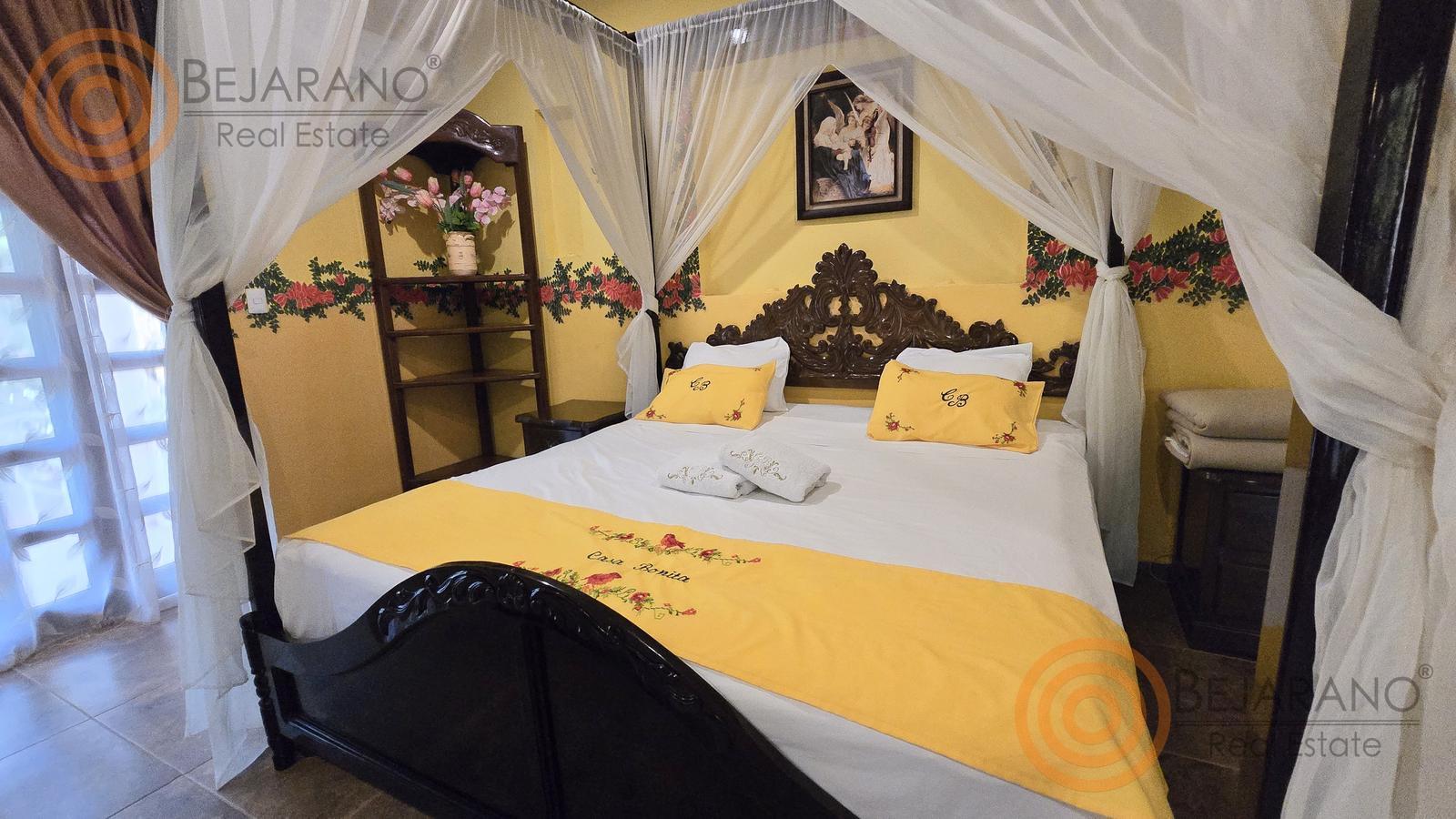 bre-hr-temoz-n-16 Habitación con cama de dosel y colchas amarillas