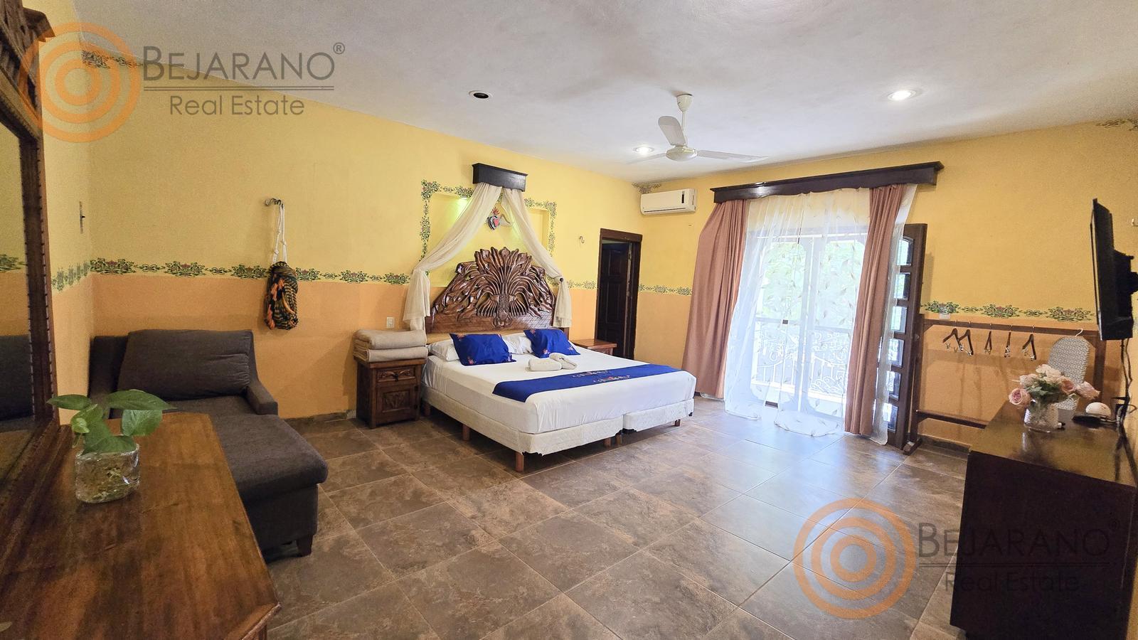 bre-hr-temoz-n-18 Habitación con cama, sala y ventana al jardín