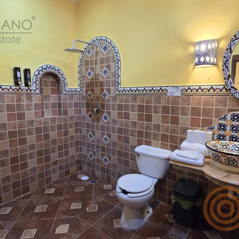 Baño decorado con talavera y espejo