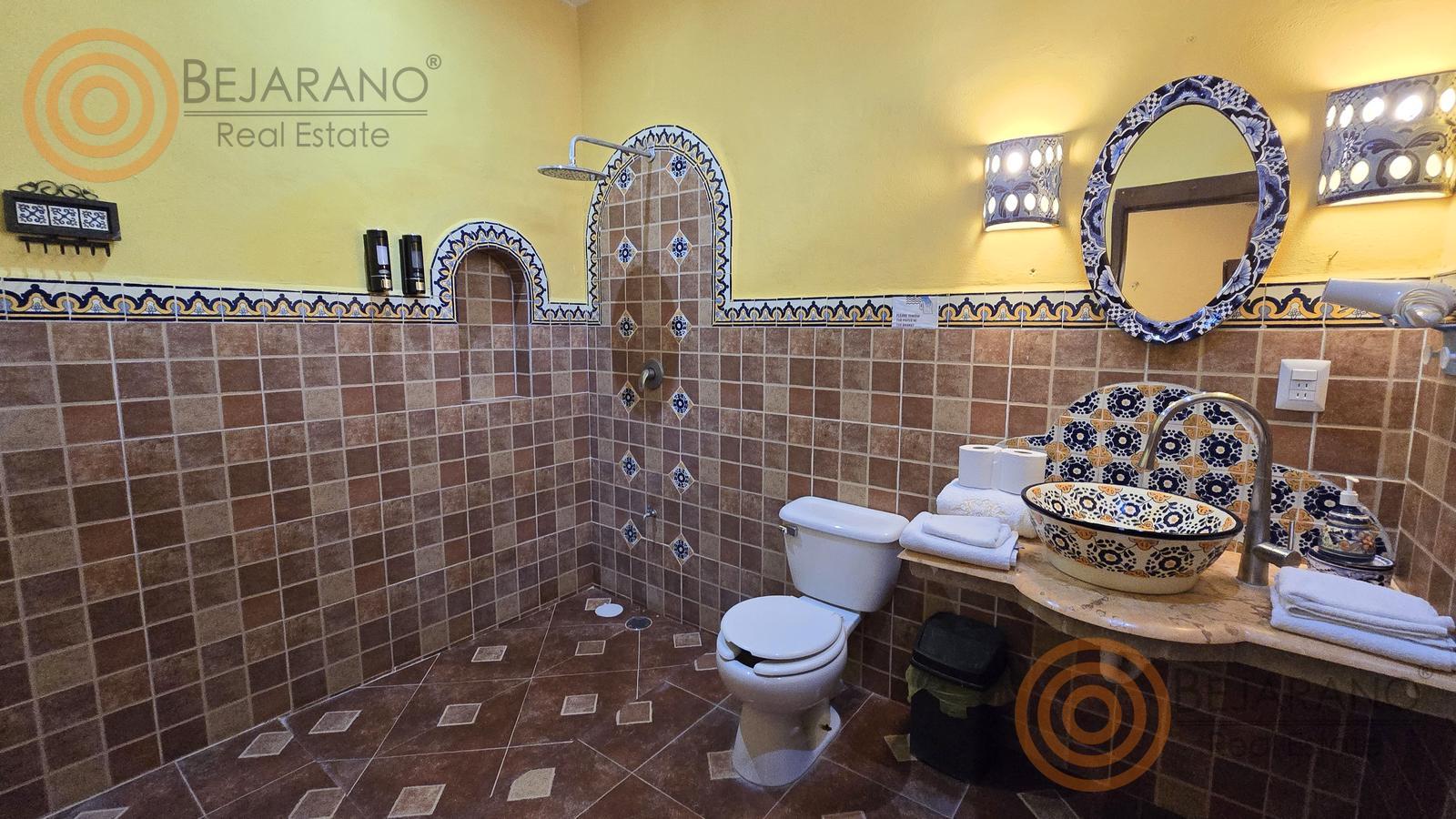 bre-hr-temoz-n-19 Baño decorado con talavera y espejo
