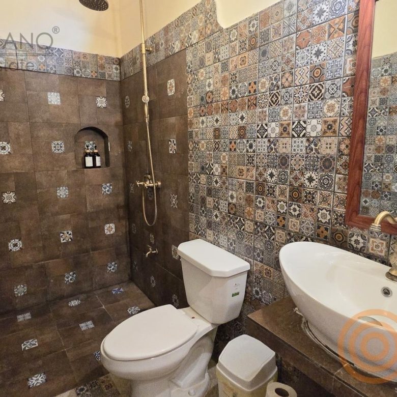 Baño con tina independiente y azulejo decorado