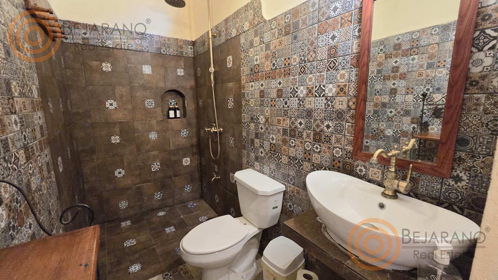 bre-hr-temoz-n-21 Baño con tina independiente y azulejo decorado